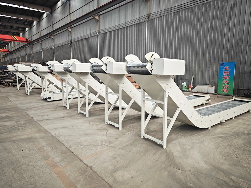 多臺鏈板提升機(jī)